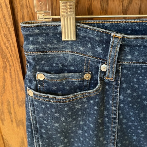 Vineyard Vines High Rise Crop Jamie Jeans with Stars Print - Picture 2 of 11